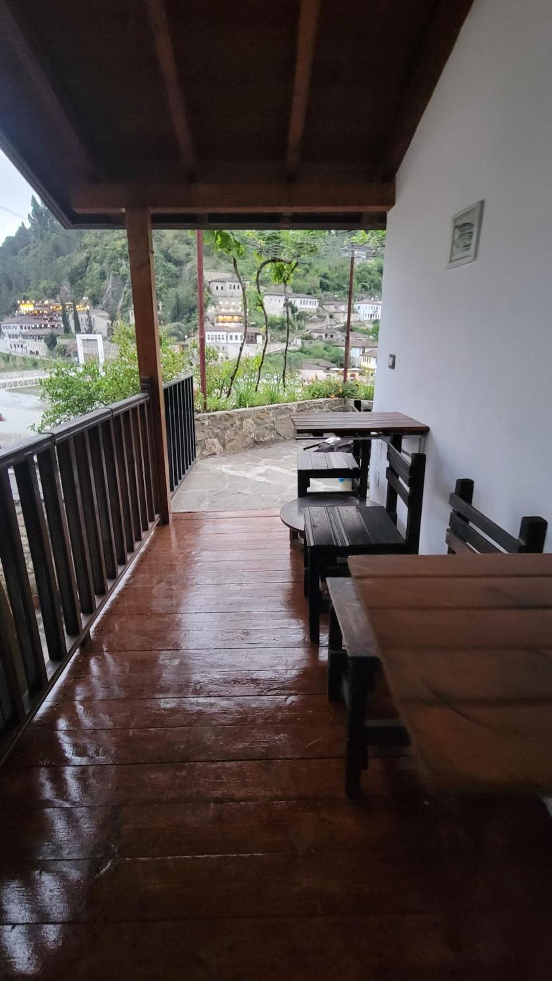 Hostel Mangalem Berat Buitenkant foto