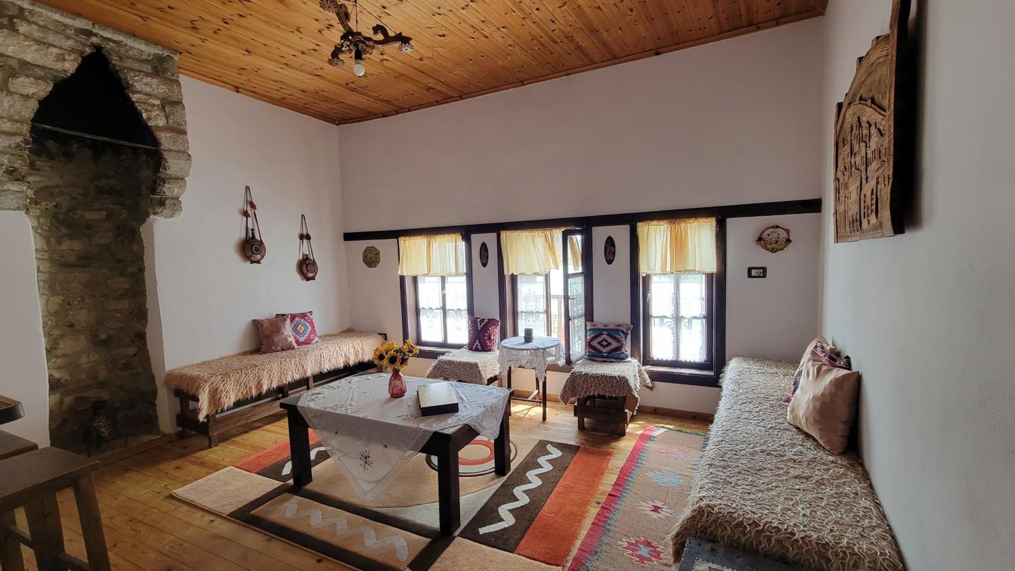 Hostel Mangalem Berat Buitenkant foto