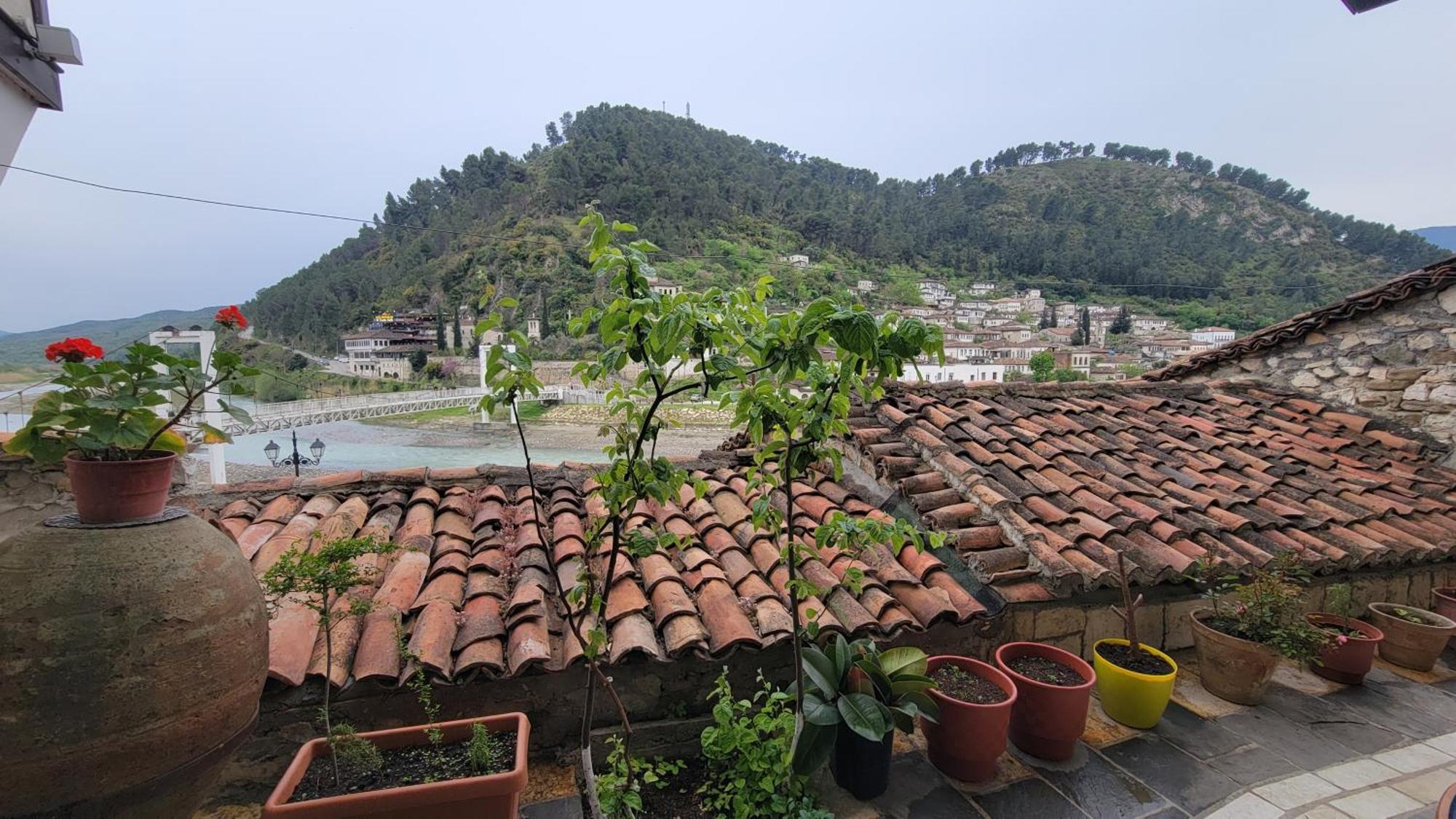 Hostel Mangalem Berat Buitenkant foto