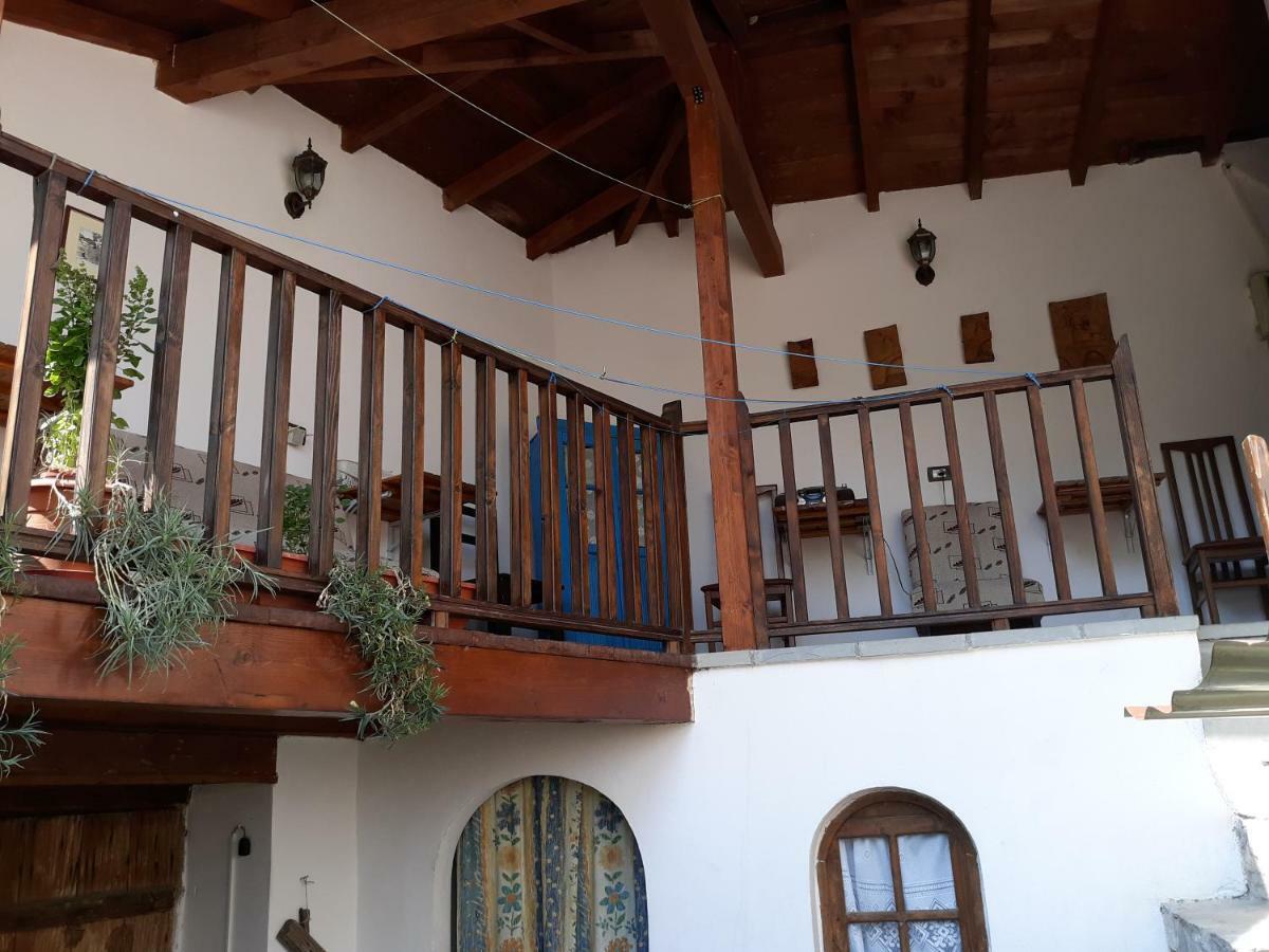 Hostel Mangalem Berat Buitenkant foto